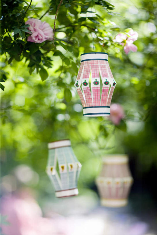 无人,竖图,室外,特写,白天,正面,树林,植物,叶子,吊挂,悬挂,阴影,朦胧,模糊,光线,影子,绿叶,鼓,架子鼓,乐器,挂,树,树木,绿色,阳光,自然,嫩叶,生长,成长,打击乐器,爵士鼓,叶,叶片,彩图