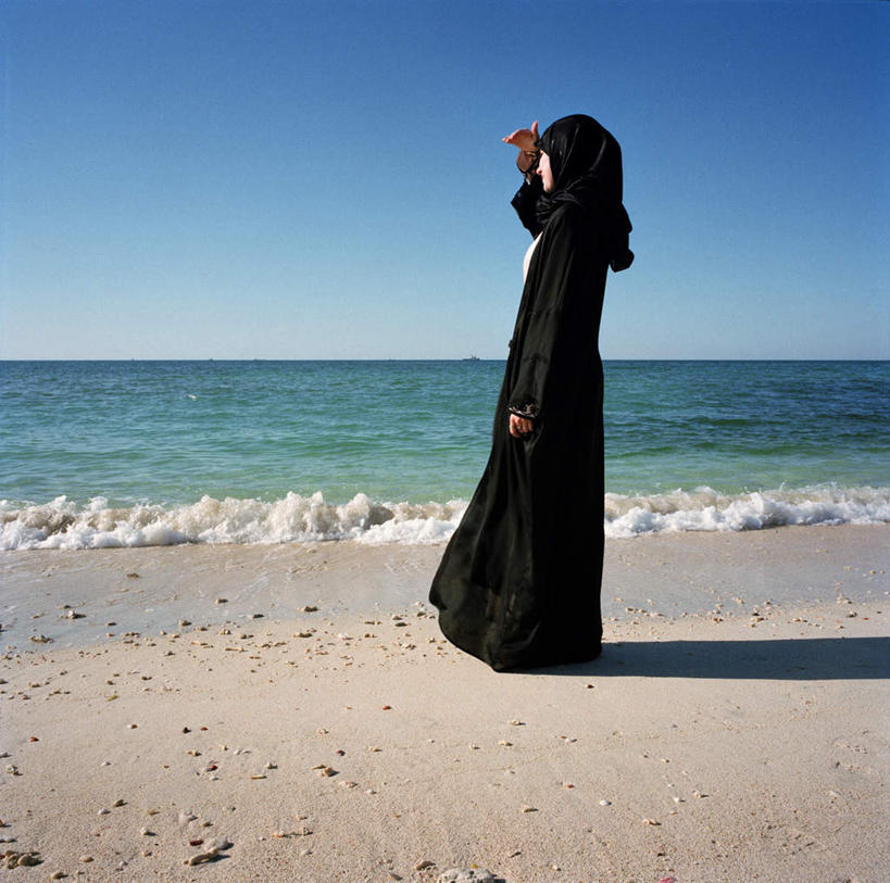 一个人,站,横图,室外,白天,侧面,旅游,度假,海浪,海洋,美景,亚洲,仅一个年轻女性,仅一个女性,仅一个人,眺望,远眺,景观,浪花,水平线,辽阔,海平线,远望,娱乐,蓝色,蓝天,天空,自然,海水,天,站着,享受,休闲,广阔,景色,放松,遮,遮掩,晴朗,一望无际,遥望,掩盖,遮挡,自然风光,海景,遮盖,万里无云,掩饰,了望,远瞩,无边无际,一马平川,年轻女性,女人,女性,阿拉伯人,白种人,亚洲人,大海,风浪,海,海水的波动,近岸浪,涌浪,晴空,晴空万里,站立,彩图,全身,水天相接,水天一线