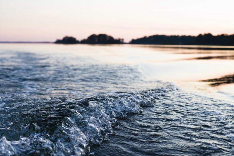 无人,横图,室外,白天,正面,旅游,度假,美景,日落,瑞典,欧洲,波纹,飞溅,溅,液体,景观,水滴,晚霞,霞光,落日,首都,娱乐,水珠,蓝色,蓝天,水纹,天空,自然,黄昏,船尾波,波浪,天,享受,休闲,景色,彩霞,放松,晴朗,斯堪的纳维亚,喷洒,自然风光,北欧,斯德哥尔摩,斯堪的纳维亚半岛,万里无云,首府,瑞典王国,夕照,斯德哥尔摩省,晴空,晴空万里,夕阳,彩图,斜阳