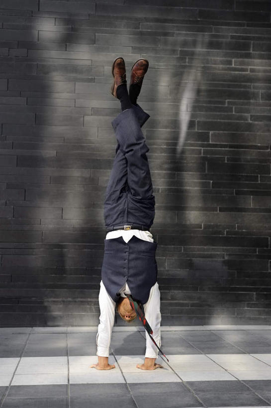 西方人,一个人,竖图,室外,白天,正面,衬衫,道路,路,欧洲,欧洲人,仅一个男性,仅一个人,撑,倒立,阴影,光线,影子,墙,小路,领带,交通,墙壁,墙面,仅一个年轻男性,阳光,撑着,男人,男性,年轻男性,白种人,彩图,全身,衬衣