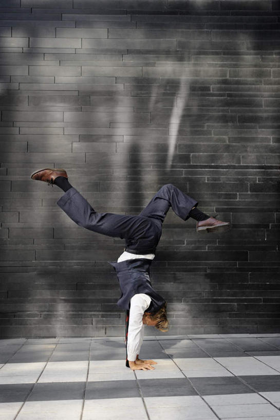 西方人,一个人,竖图,室外,白天,正面,衬衫,道路,路,欧洲,欧洲人,仅一个男性,仅一个人,撑,倒立,阴影,光线,影子,墙,小路,领带,交通,墙壁,墙面,仅一个年轻男性,阳光,撑着,男人,男性,年轻男性,白种人,彩图,全身,衬衣