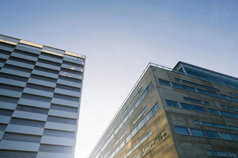 无人,家,横图,室外,白天,仰视,度假,美景,城市风光,城市,瑞典,欧洲,阴影,光线,影子,房屋,屋子,景观,公寓,娱乐,洋房,楼房,住宅,蓝色,蓝天,天空,阳光,天,享受,休闲,景色,放松,晴朗,斯堪的纳维亚,北欧,斯堪的纳维亚半岛,万里无云,首府,马尔默,瑞典王国,斯科讷省,斯科讷,晴空,晴空万里,彩图,低角度拍摄,房子