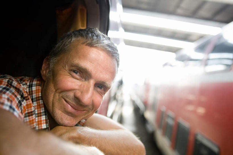 西方人,一个人,横图,室外,白天,正面,兴奋,热情,窗户,火车,车站,欧洲,欧洲人,仅一个男性,仅一个人,阴影,朦胧,模糊,时间,光线,时钟,手表,影子,站台,开放,计时,注视,月台,玻璃窗,车,仅一个年轻男性,红色,阳光,车窗,钟表,交通工具,观察,看,趴着,健康,温暖,表,奔放,活力,积极,激情,朝气,观看,暖色,腕表,吉祥,察看,生命,关注,载具,饱满,革命,热烈,赤色,充实,斗志,喜气,主动,男人,男性,年轻男性,白种人,钟,趴,半身,彩图,欢乐