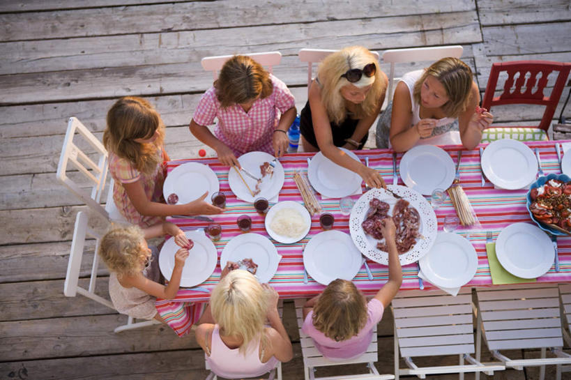 西方人,坐,横图,俯视,室外,白天,烹饪,西餐,餐桌,地板,桌子,杯子,餐具,椅子,欧洲,欧洲人,握,阴影,光线,布料,叉子,瓷器,刀叉,刀子,碟子,高脚杯,墨镜,眼镜,影子,勺子,料理,食品,褐色,地面,许多人,拿,布纹,拿着,注视,菜肴,美食,木地板,玻璃制品,酒瓶,桌布,食物,阳光,盘子,玻璃瓶,餐巾,酒杯,水杯,太阳镜,太阳眼镜,调羹,台布,观察,看,一群人,遮阳镜,西式,握着,佳肴,观看,察看,关注,铁勺,年轻女性,女人,女性,白种人,玻璃杯,坐着,半身,彩图,高角度拍摄