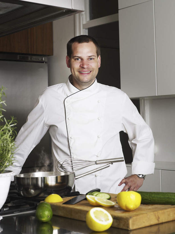 西方人,一个人,站,笑,微笑,竖图,室内,白天,正面,柜子,柠檬,黄瓜,蔬菜,厨具,水果,欧洲,欧洲人,仅一个男性,仅一个人,服装,新鲜,生食,食品,果实,注视,食物,仅一个年轻男性,衣服,橱柜,观察,看,站着,服饰,有机食品,绿色食品,观看,灶具,察看,衣着,穿着,关注,燃气灶,厨师服,衣饰,燃气具,男人,男性,年轻男性,白种人,益母果,柠果,青瓜,胡瓜,站立,半身,彩图