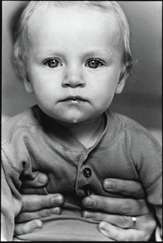 西方人,婴儿,儿童,脸,头,眼睛,脸颊,眉毛,睫毛,手,一个人,抱,竖图,黑白,室内,特写,白天,正面,婴儿服装,爱情,纯洁,欧洲,欧洲人,瞳孔,仅一个人,浪漫,纽扣,装饰品,小孩,戒指,饰品,首饰,手部,恩爱,可爱,眼部,活泼,抱着,信物,搂着,权利,宝宝,口水,纯真,烂漫,无邪,手饰,伶俐,天真,白种人,孩子,头部,睫,脸部,脸蛋,眉,面部,眼,眼睫毛,眼眉,搂,搂抱,半身,婴儿服,眼眉毛