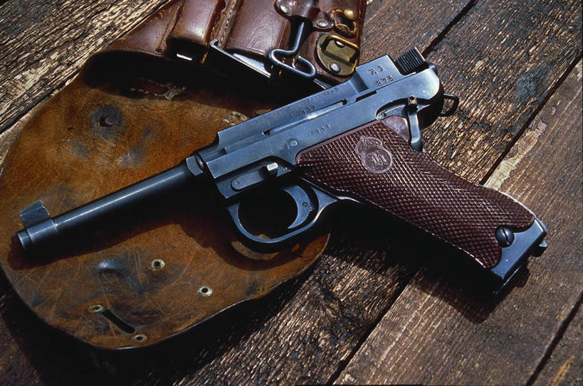 无人,横图,俯视,室内,白天,竞争,地板,金属制品,一把,对抗,阴影,冲突,光线,金属,材料,枪支,影子,地面,破坏,木地板,阳光,武器,战争,损坏,死亡,暴力,攻击,威胁,对立,矛盾,兵器,防御,敌对,挫败,斗争,抗拒,抗衡,杀伤,威慑,殒命,伤害,灭亡,枪枝,质料,危险,彩图,高角度拍摄