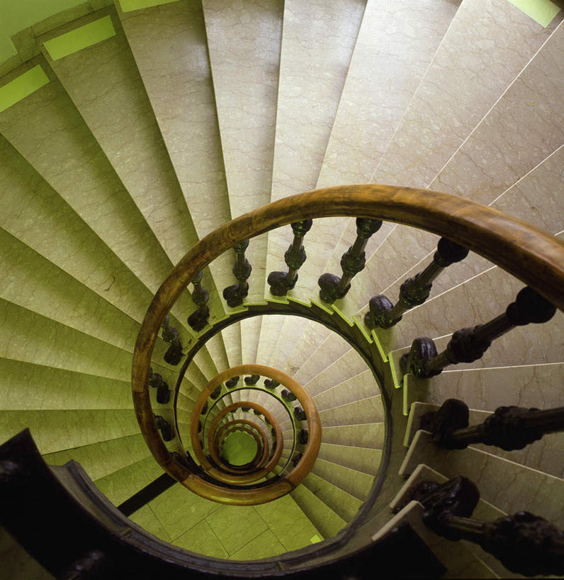 无人,栏杆,竖图,俯视,室内,白天,计划,楼梯,阴影,形状,光线,木制,材料,扶手,影子,阶梯,灯光,漩涡,旋转,护栏,台阶,木制品,创意,旋涡,创新,扭转,新意,形态,外形,设想,质料,设计,彩图,高角度拍摄