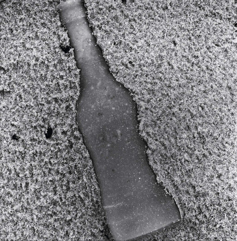 无人,方图,俯视,黑白,室外,特写,白天,旅游,度假,美景,阴影,光线,罐子,沙子,影子,景观,娱乐,玻璃制品,阳光,自然,玻璃瓶,瓶子,享受,休闲,景色,放松,掩埋,自然风光,丢弃,抛弃,遗弃,摈弃,扔掉,扔弃,甩掉,扬弃,高角度拍摄