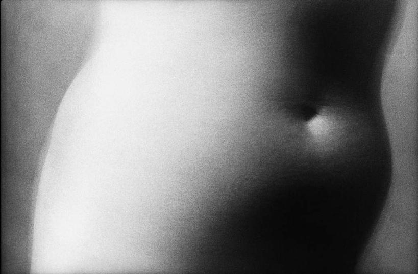 西方人,肚脐,一个人,站,横图,黑白,室内,特写,白天,白色背景,正面,欧洲,欧洲人,仅一个年轻女性,仅一个女性,仅一个人,阴影,朦胧,模糊,光线,影子,灯光,注视,裸露,观察,看,站着,身体,摄影,影棚,观看,察看,关注,裸,年轻女性,女人,女性,白种人,站立,半身,影棚拍摄,拍摄,身材,身段