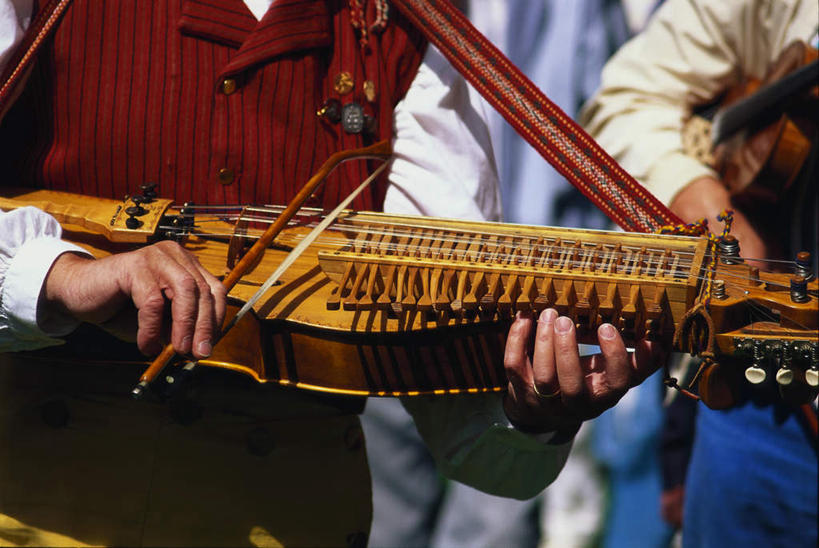 西方人,手,站,横图,室外,白天,正面,欧洲,欧洲人,握,阴影,服装,光线,影子,乐器,弦乐器,地面,许多人,拿,拿着,休闲装,衣服,阳光,站着,一群人,休闲,手部,休闲服,握着,服饰,弓拉弦乐器,弓拉弦鸣乐器,白种人,站立,半身,彩图