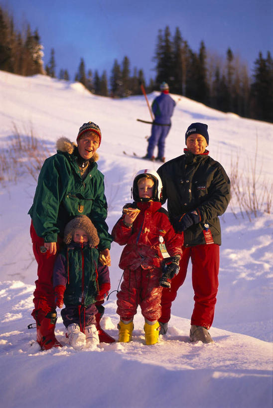 西方人,儿童,站,竖图,室外,白天,正面,旅游,度假,美景,山,树林,雪,雪山,植物,大雪,欧洲,欧洲人,五个人,阴影,光线,影子,冰,积雪,景观,山峰,雪景,冬季,冬天,山峦,许多人,娱乐,设备,树,树木,小孩,绿色,阳光,自然,站着,一群人,享受,休闲,景色,放松,寒冷,生长,成长,冰冷,自然风光,装备,严寒,冰凉,酷寒,凛冽,凛凛,极冷,配备,男人,男性,女孩,女人,女性,中年男性,白种人,站立,彩图,全身,女生