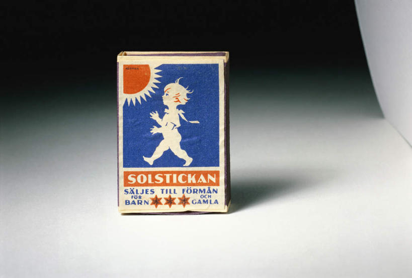 西方人,儿童,一个人,无人,横图,室内,白天,正面,纯洁,太阳,欧洲,欧洲人,仅一个男性,仅一个人,阴影,黑色背景,光线,英文,标志,图片,文字,影子,字符,字母,灯光,标识,火柴盒,一个,小孩,仅一个小孩,可爱,童年,童趣,摄影,影棚,单个,英文字母,童真,烂漫,无邪,天真,男孩,男人,男性,白种人,孩子,彩图,全身,影棚拍摄,拍摄,男生