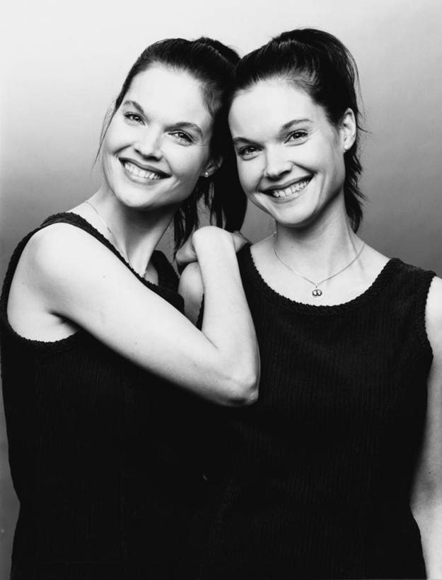 西方人,两个人,姐妹,双胞胎,站,笑,微笑,露齿笑,竖图,黑白,室内,白天,正面,欧洲,欧洲人,阴影,灰色背景,光线,影子,灯光,靠,靠着,站着,摄影,影棚,年轻女性,女人,女性,白种人,站立,半身,影棚拍摄,拍摄