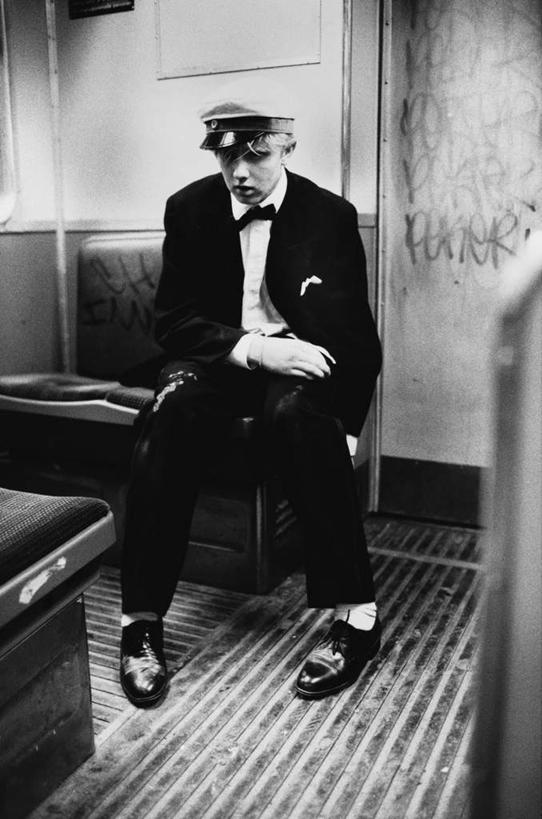 西方人,一个人,坐,竖图,黑白,室内,白天,正面,制服,窗户,窗帘,地板,帽子,椅子,欧洲,欧洲人,仅一个男性,仅一个人,装饰,木椅,地面,注视,车厢,木地板,玻璃窗,座位,仅一个年轻男性,衣服,观察,看,军帽,观看,军人,华丽,修饰,点缀,察看,军装,关注,军服,衬托,美观,雅致,雅观,一顶,车箱,坐位,男人,男性,年轻男性,白种人,坐着,全身