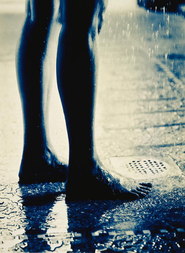 西方人,腿部,腿,一个人,站,竖图,俯视,室外,白天,运动模糊,水,雨,暴雨,大雨,道路,路,公路,金属制品,欧洲,欧洲人,仅一个年轻女性,仅一个女性,仅一个人,阴影,朦胧,模糊,光线,金属,瓷砖,地砖,液体,影子,水滴,地面,交通,注视,倒影,阳光,观察,看,站着,观看,细雨,察看,倒映,关注,窨井盖,反照,年轻女性,女人,女性,白种人,小雨,马路,站立,半身,彩图,高角度拍摄