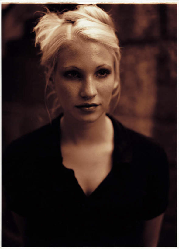 西方人,脸,头,脸颊,头发,一个人,竖图,室外,特写,白天,正面,欧洲,欧洲人,仅一个年轻女性,仅一个女性,仅一个人,服装,墙,注视,休闲装,墙壁,墙面,衣服,休闲,休闲服,金色,凝视,服饰,凝望,谛视,年轻女性,女人,女性,白种人,头部,脸部,脸蛋,面部,半身,彩图