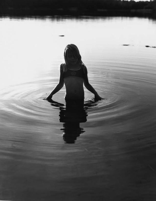 西方人,一个人,伸展双臂,竖图,黑白,室外,白天,旅游,度假,河流,水,欧洲,欧洲人,仅一个年轻女性,仅一个女性,仅一个人,阴影,朦胧,模糊,光线,影子,河水,水流,水中,娱乐,背面,阳光,享受,休闲,放松,年轻女性,女人,女性,白种人,敞开双臂,伸开双臂,展开双肩,张开手臂,张开双臂,半身