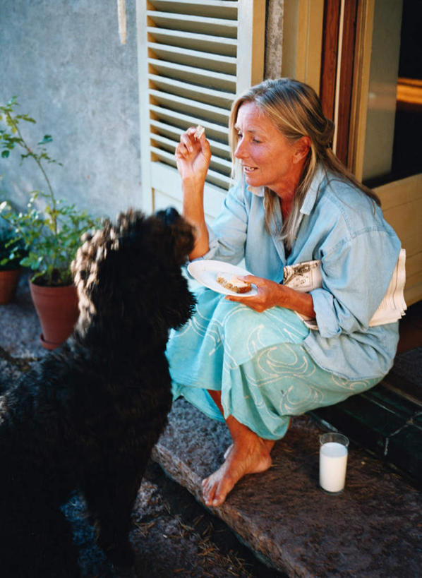 西方人,一个人,家,站,坐,笑,微笑,露齿笑,竖图,俯视,室外,白天,别墅,门,宠物,狗,欧洲,欧洲人,仅一个女性,仅一个人,喂食,握,睡衣,房屋,屋子,公寓,拿,拿着,注视,洋房,楼房,住宅,一只,蓝色,动物,门框,观察,看,站着,仅一个中年女性,一件,可爱,握着,观看,察看,关注,忠诚,寝衣,女人,女性,中年女性,白种人,犬,站立,坐着,彩图,高角度拍摄,全身,房子