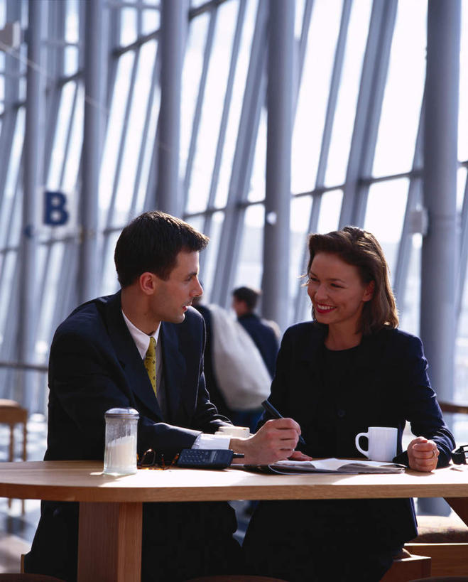 咖啡,西方人,两个人,商务人士,商务女性,坐,说,竖图,室内,白天,正面,爱情,旅游,度假,讨论,幸福,欧洲,欧洲人,套装,两杯,浪漫,注视,娱乐,饮料,观察,看,享受,休闲,温暖,温馨,恩爱,放松,乐趣,恋人,观看,候车厅,和睦,察看,提神,舒适,关注,候车室,醒脑,商务装,工薪阶层,软饮料,交流,男人,男性,女人,女性,中年男性,中年女性,白种人,情侣,白领,上班族,沟通,讲话,交谈,商讨,说话,谈话,坐着,半身,彩图,伴侣,融洽