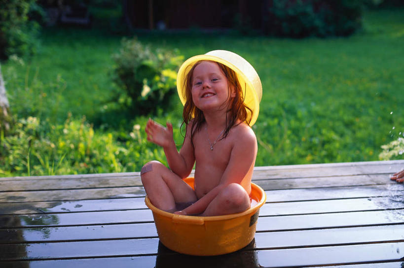 西方人,儿童,手,一个人,家,坐,举,闭眼,横图,俯视,室外,白天,幸福,纯洁,草地,草坪,植物,地板,欧洲,欧洲人,仅一个女性,仅一个人,阴影,光线,影子,房屋,屋子,地面,辉煌,注视,楼房,裸露,木地板,住宅,草,树,树木,两个,小孩,绿色,阳光,自然,看,托,仅一个小孩,温暖,手部,橙色,可爱,童年,童趣,活泼,生长,成长,洗澡盆,华丽,暖色,关注,裸,童真,温情,烂漫,无邪,炽热,响亮,跃动,天真,甜蜜,女孩,女人,女性,白种人,孩子,闭眼睛,闭着眼,闭着眼睛,举起,举手,举着,抬头,向上举,向上伸,向上托,仰头,坐着,彩图,高角度拍摄,全身,愉快,房子,女生