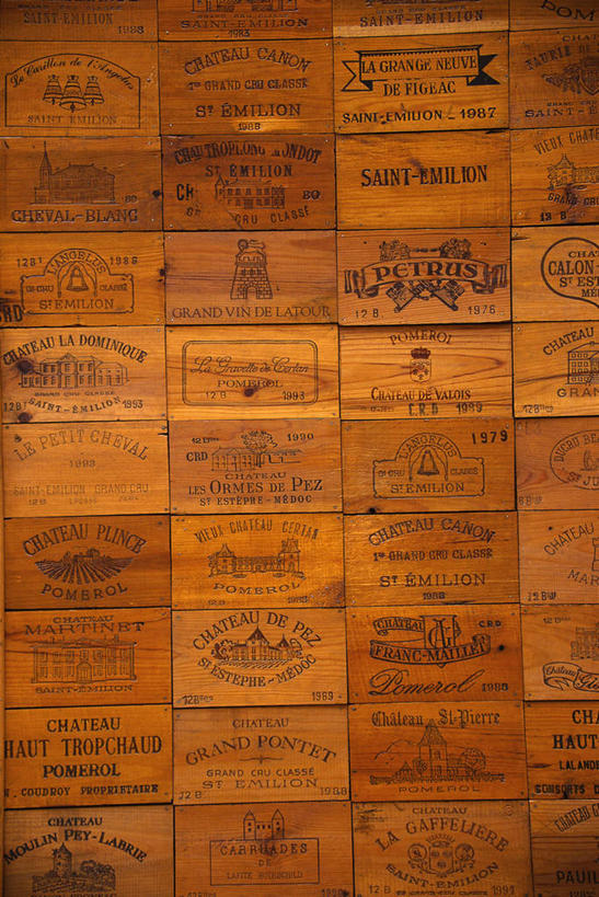 葡萄酒,无人,竖图,室内,白天,正面,旅游,度假,一排,阴影,整齐,光线,木制,标志,文字,影子,字符,字母,酒类,仓库,娱乐,标识,酒,饮料,排列,阳光,木制品,容器,箱子,享受,休闲,放松,储藏,昏暗,阴暗,储存,队列,幽暗,暗淡,惨淡,灰暗,晦暗,彩图,贮存,堆栈