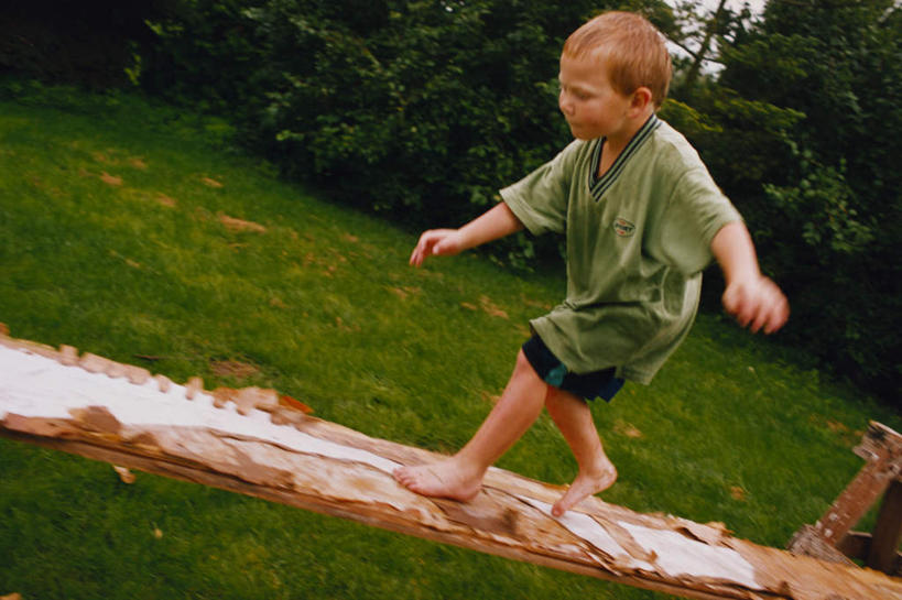 西方人,儿童,一个人,伸展双臂,横图,俯视,室外,白天,草地,草坪,植物,欧洲,欧洲人,仅一个男性,仅一个人,一排,阴影,服装,整齐,光线,影子,树桩,注视,休闲装,草,树,树干,树木,排列,小孩,衣服,绿色,阳光,自然,观察,看,仅一个小孩,休闲,休闲服,木桩,小心,服饰,生长,成长,观看,察看,队列,关注,警惕,谨慎,男孩,男人,男性,白种人,孩子,敞开双臂,伸开双臂,展开双肩,张开手臂,张开双臂,彩图,高角度拍摄,全身,男生