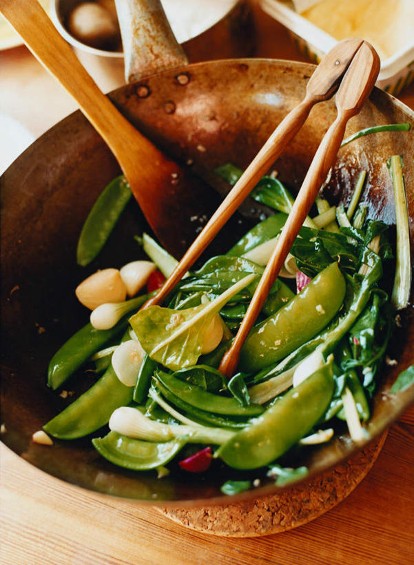 无人,竖图,俯视,室内,特写,白天,植物,筷子,桌面,桌子,蔬菜,洋葱,餐具,一堆,阴影,堆叠,堆积,朦胧,模糊,新鲜,光线,木制,影子,勺子,豆类,豆子,莴苣,莴笋,豌豆,食品,文化,传统,荷兰豆,食物,阳光,木制品,调羹,汤匙,有机食品,绿色食品,堆,礼节,礼仪,雪豆,豆科,香笋,寒豆,毕豆,麻累,国豆,小寒豆,麦豌豆,千金菜,进餐用具,圆葱,洋葱头,球葱,彩图,高角度拍摄