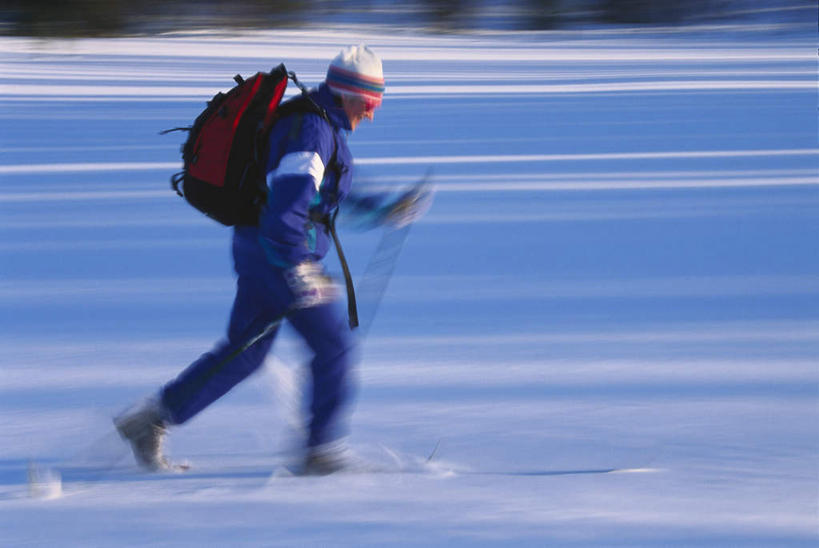 西方人,背,一个人,走,横图,室外,白天,侧面,帽子,欧洲,欧洲人,仅一个男性,仅一个人,阴影,朦胧,模糊,光线,包,头盔,影子,冰,旅行包,注视,仅一个年轻男性,阳光,安全帽,背包,背着,观察,看,寒冷,观看,察看,冰冷,关注,一顶,严寒,旅游包,冰凉,酷寒,凛冽,凛凛,极冷,背负,男人,男性,年轻男性,白种人,步行,散步,走路,彩图,全身,双肩包