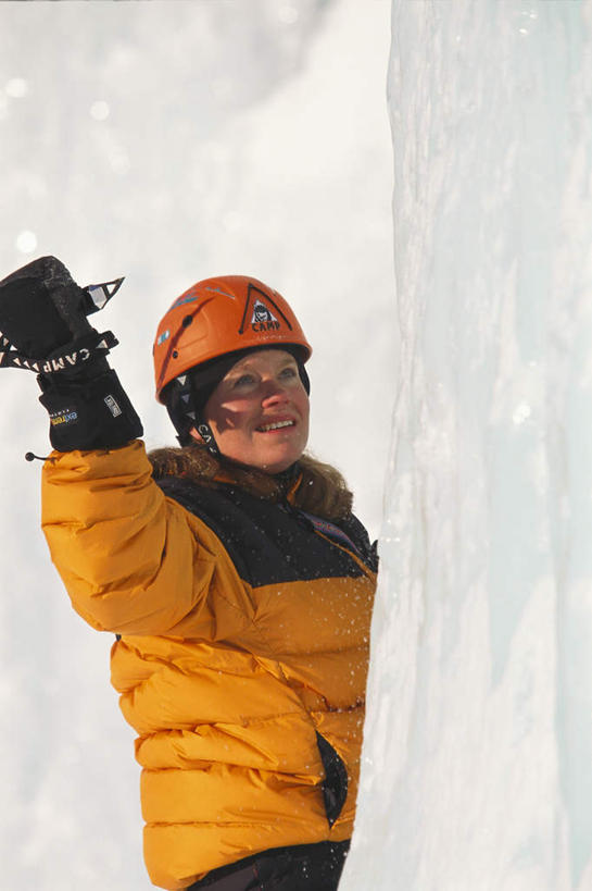 西方人,一个人,跪,笑,微笑,露齿笑,竖图,室外,白天,侧面,工作服,制服,雪,大雪,帽子,欧洲,欧洲人,仅一个男性,仅一个人,一堆,撑,连接,堆叠,堆积,组合,头盔,积雪,雪景,冬季,冬天,注视,运动器械,仅一个年轻男性,一个,安全帽,绳子,观察,看,寒冷,单个,观看,堆,绳索,链接,察看,撑着,紧固,关注,拼接,拼凑,缆绳,拼合,凑集,聚合,撮合,链结,牢固,一顶,严寒,工作制服,冰镐,登山装备,男人,男性,年轻男性,白种人,跪着,半身,彩图,工作套服,运动器材