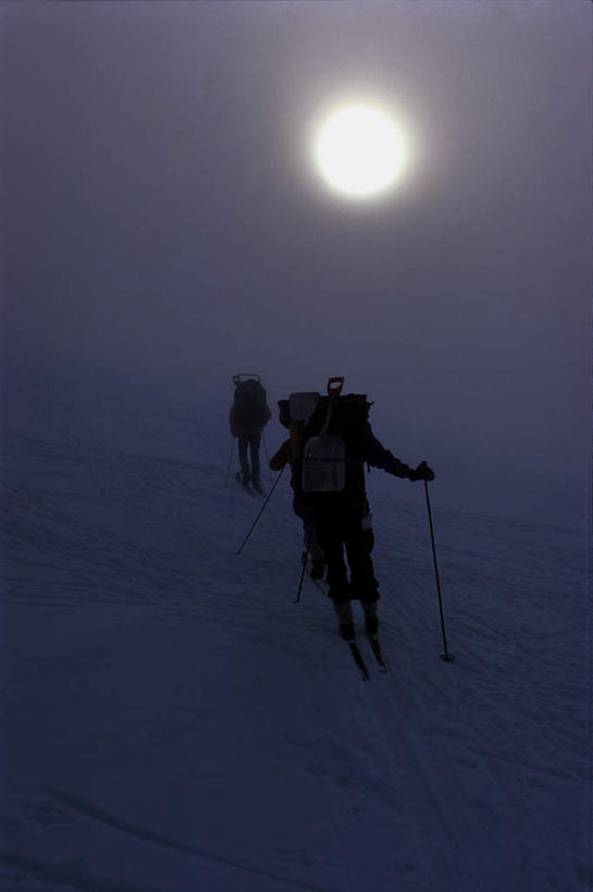 西方人,两个人,竖图,室外,白天,锻炼,旅游,度假,运动,美景,山,雪,雪山,大雪,欧洲,欧洲人,阴影,光线,滑雪,包,影子,冰,积雪,景观,山峰,雪景,冬季,冬天,山峦,旅行包,娱乐,两个,背面,蓝色,蓝天,天空,阳光,自然,背包,天,享受,休闲,景色,放松,寒冷,雪橇,冰冷,自然风光,滑雪杆,严寒,旅游包,冰凉,酷寒,凛冽,凛凛,极冷,体育,男人,男性,年轻男性,白种人,彩图,全身,健身,双肩包