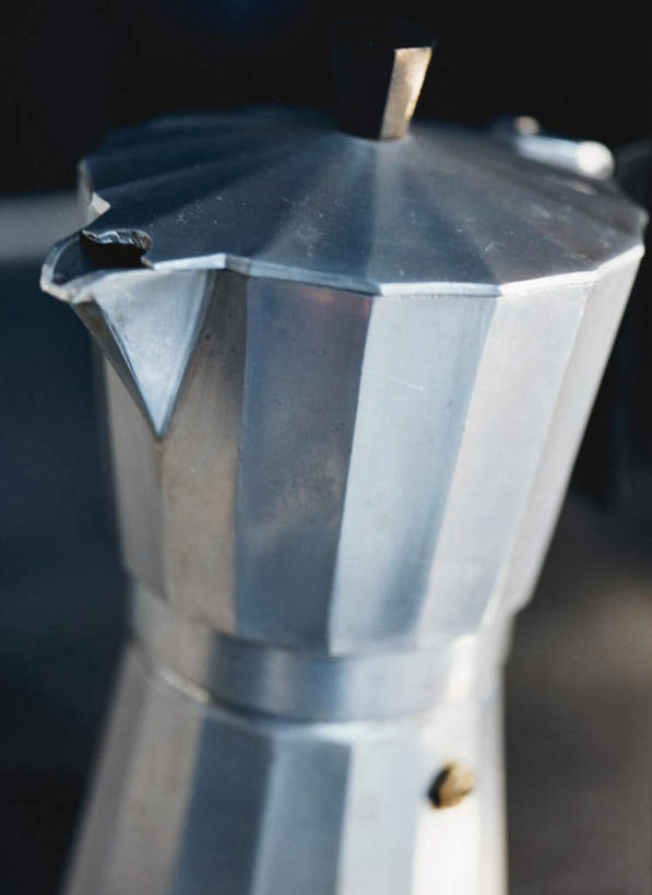 无人,竖图,俯视,室内,白天,烹饪,厨具,金属制品,阴影,朦胧,模糊,光线,金属,影子,咖啡壶,一个,白色,阳光,烹饪用具,烹调用具,烹调,彩图,高角度拍摄