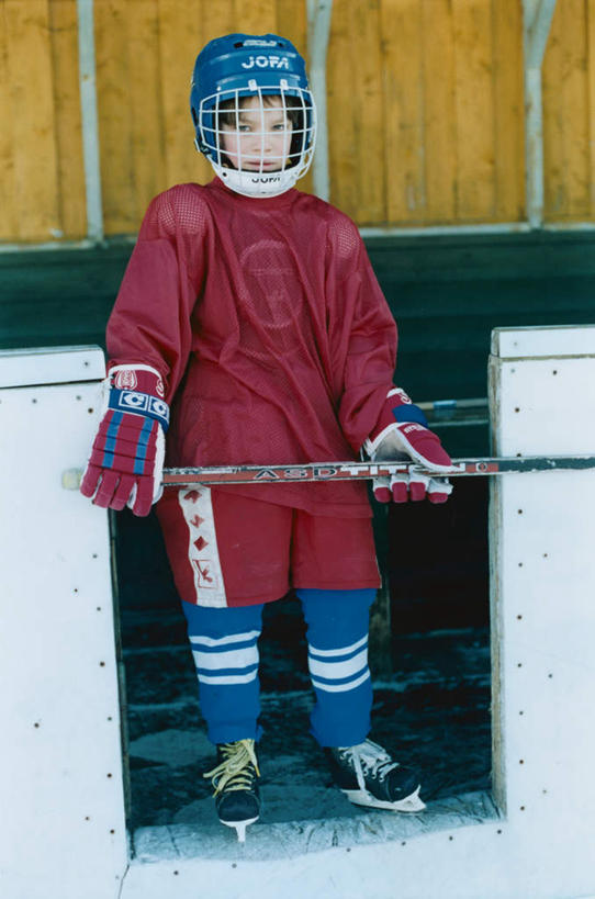 西方人,儿童,一个人,站,竖图,室内,白天,正面,锻炼,纯洁,运动,曲棍球,欧洲,欧洲人,仅一个男性,仅一个人,阴影,光线,影子,灯光,冰球,冰上曲棍球,拿,拿着,运动器械,小孩,站着,仅一个小孩,健身器械,可爱,童年,童趣,护具,健身器材,童真,烂漫,无邪,班迪球,冰球场,体育,天真,男孩,男人,男性,白种人,孩子,站立,彩图,全身,健身,运动器材,男生