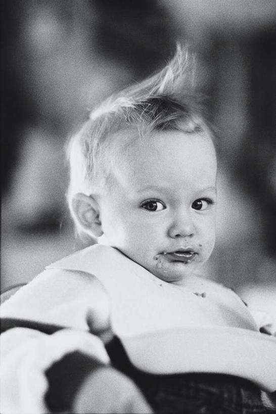 西方人,儿童,头发,一个人,竖图,黑白,室内,特写,白天,正面,纯洁,欧洲,欧洲人,仅一个男性,仅一个人,阴影,朦胧,模糊,光线,影子,注视,小孩,阳光,观察,看,仅一个小孩,可爱,童年,童趣,观看,察看,关注,翘起,童真,烂漫,无邪,天真,男孩,男人,男性,白种人,孩子,半身,男生