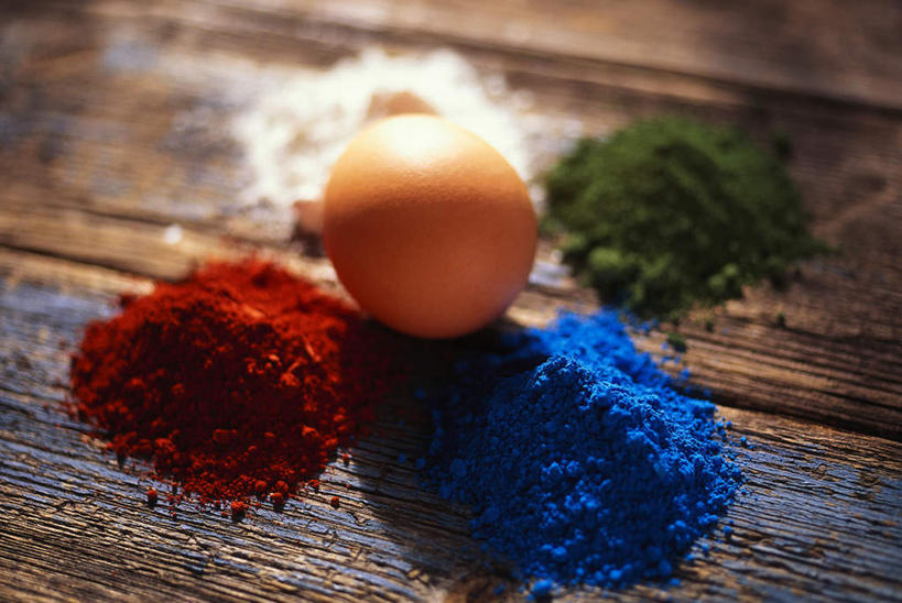 无人,横图,俯视,室内,白天,旅游,度假,餐桌,桌子,复活节,阴影,节日,庆祝,光线,木板,影子,蛋,鸡蛋,文化,娱乐,一个,红色,蓝色,绿色,阳光,庆典,享受,休闲,放松,餐台,纪念,颜料,彩蛋,复活节彩蛋,卵,彩图,高角度拍摄