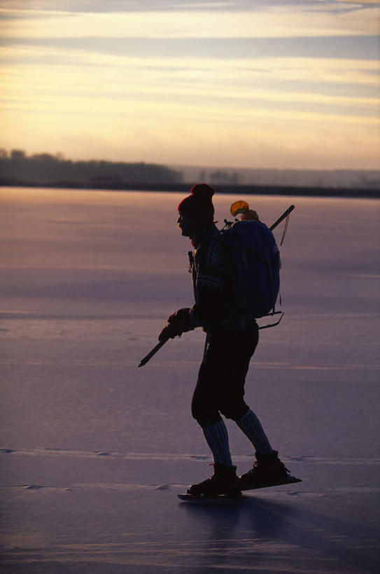 西方人,一个人,走,竖图,室外,白天,侧面,旅游,度假,冰山,美景,山,山脉,欧洲,欧洲人,仅一个男性,仅一个人,阴影,光线,包,影子,冰,景观,山峰,云,云朵,山峦,云彩,旅行包,娱乐,设备,冰川,仅一个年轻男性,一个,蓝色,白云,蓝天,天空,阳光,自然,背包,群山,天,享受,休闲,景色,放松,寒冷,连绵,冰冷,绵延,自然风光,冰河,装备,严寒,旅游包,冰凉,酷寒,凛冽,凛凛,极冷,配备,联贯,男人,男性,年轻男性,白种人,步行,散步,走路,彩图,全身,双肩包