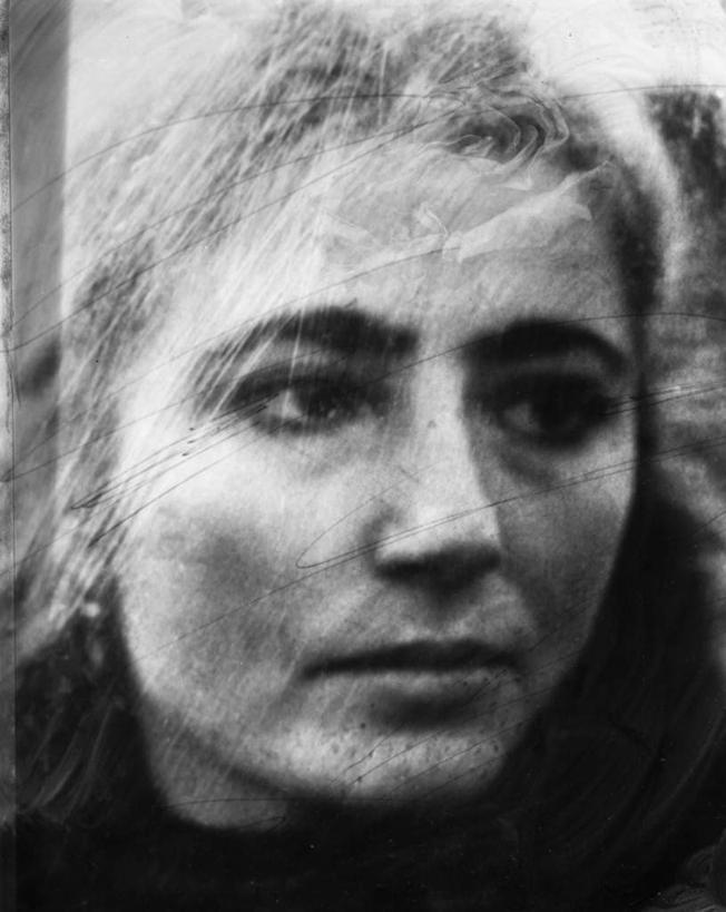 西方人,一个人,竖图,室内,特写,白天,正面,欧洲,欧洲人,仅一个女性,仅一个人,阴影,光线,颗粒,影子,注视,阳光,观察,看,头像,仅一个老年女性,观看,质感,察看,关注,老年女性,女人,女性,白种人,半身,彩图