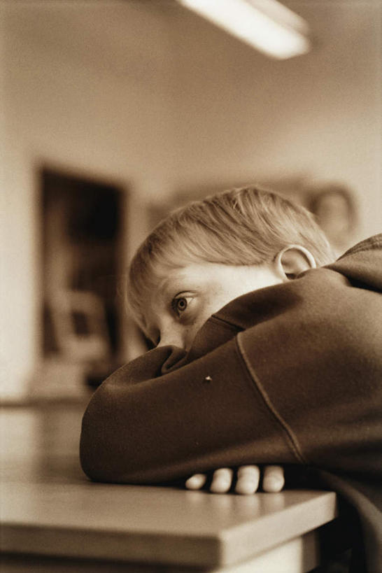 西方人,儿童,一个人,学校,坐,竖图,黑白,室内,白天,侧面,纯洁,桌面,桌子,欧洲,欧洲人,仅一个男性,仅一个人,阴影,光线,影子,灯光,书桌,校园,小孩,课桌,黑板,日光灯,趴着,仅一个小孩,教室,可爱,童年,童趣,教学,童真,烂漫,无邪,耐磨,天真,男孩,男人,男性,白种人,孩子,趴,坐着,半身,男生