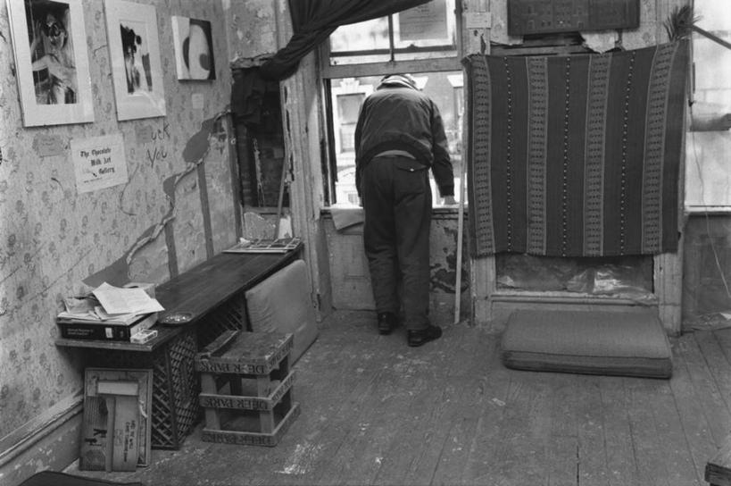 西方人,一个人,站,横图,黑白,室内,白天,窗户,桌子,欧洲,纽约,美国,欧洲人,仅一个男性,仅一个人,阴影,光线,毯子,影子,墙,筐子,玻璃窗,墙壁,墙面,背面,阳光,站着,仅一个老年男性,北美,北美洲,美洲,纽约州,帝国之州,帝国州,北亚美利加洲,亚美利加洲,孤苦,伶仃,孤单,孤独,老年男性,男人,男性,白种人,装饰画,站立,全身