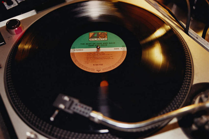 无人,横图,俯视,室内,白天,旅游,度假,陶醉,快乐,一张,阴影,反光,光线,影子,光,唱片,音乐,演奏,音乐播放器,娱乐,一个,黑色,享受,休闲,放松,家用电器,留声机,唱片机,彩图,高角度拍摄,播放器,沉醉