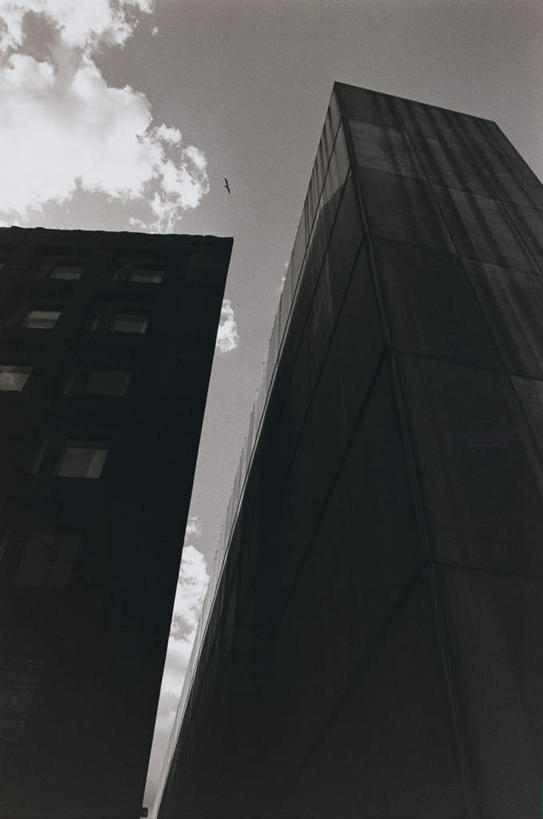 无人,高楼大厦,竖图,黑白,室外,白天,仰视,度假,美景,窗户,城市风光,标志建筑,城市,大厦,地标,建筑,摩天大楼,阴影,繁华,光线,影子,景观,云,云朵,云彩,娱乐,建设,现代,玻璃窗,蓝色,白云,蓝天,天空,阳光,天,享受,休闲,景色,放松,晴朗,富贵,狭窄,兴旺,繁荣,荣华,发达,局促,蓬勃,狭小,晴空,低角度拍摄,大楼,高层建筑,高楼,摩天楼