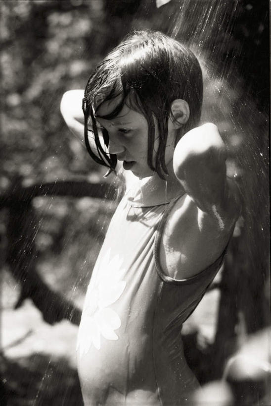 西方人,儿童,头发,一个人,站,笑,微笑,竖图,黑白,室外,特写,白天,侧面,泳装,冲洗,纯洁,水,植物,欧洲,欧洲人,仅一个女性,仅一个人,阴影,飞溅,溅,光线,液体,影子,水滴,水珠,树,树木,小孩,绿色,阳光,自然,站着,仅一个小孩,可爱,童年,童趣,生长,潮湿,成长,冲刷,喷洒,童真,烂漫,无邪,连体泳衣,湿润,天真,女孩,女人,女性,白种人,孩子,站立,半身,泳衣,女生