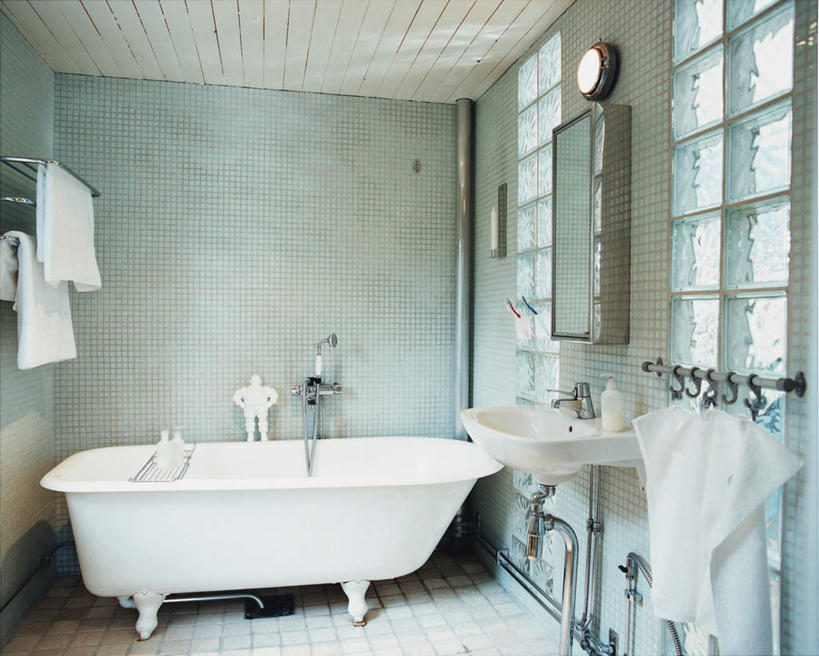 无人,横图,室内,白天,正面,卫生间,浴室,吊挂,悬挂,阴影,光线,瓷砖,纺织物,水槽,水龙头,影子,墙,灯光,挂,干净,水斗,开关,墙壁,墙面,毛巾,浴缸,打开,清洁,保暖,阀门,开启,卫浴设备,透气,防水,洁净,水咀,储水,耐磨,吸水,水管装置,淋浴房,彩图,冲凉房,沐浴间,沐浴室