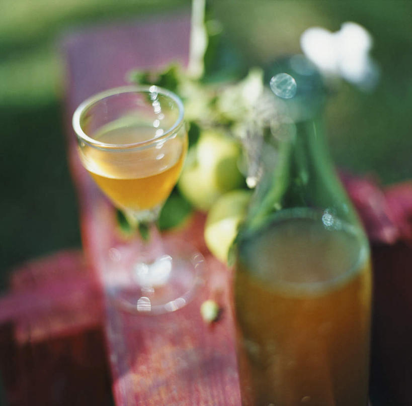 葡萄酒,无人,横图,俯视,室外,特写,白天,杯子,阴影,光线,木制,高脚杯,影子,红酒杯,酒类,玻璃制品,酒,饮料,红色,阳光,酒杯,木制品,酗酒,充满,玻璃杯,彩图,高角度拍摄