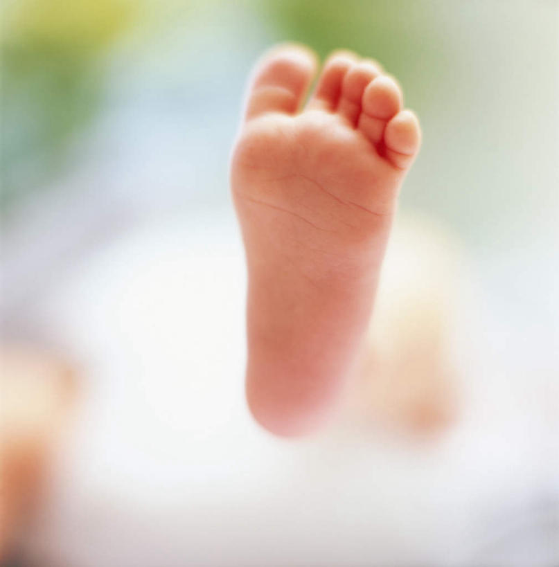 西方人,婴儿,儿童,腿部,脚,脚趾,脚后跟,脚背,踝,腿,一个人,竖图,室内,特写,白天,正面,纯洁,欧洲,欧洲人,仅一个人,阴影,光线,影子,一只,小孩,阳光,可爱,活泼,宝宝,纯真,烂漫,无邪,伶俐,天真,白种人,孩子,脚底,半身,彩图