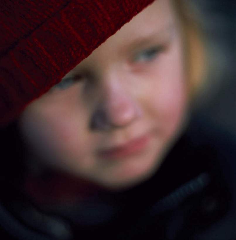 西方人,儿童,脸,头,脸颊,头发,一个人,竖图,俯视,室内,特写,白天,纯洁,帽子,欧洲,欧洲人,仅一个女性,仅一个人,阴影,朦胧,模糊,光线,影子,注视,小孩,红色,仅一个小孩,金色,可爱,童年,童趣,凝视,凝望,童真,烂漫,无邪,编织帽,谛视,天真,女孩,女人,女性,白种人,孩子,头部,脸部,脸蛋,面部,半身,彩图,高角度拍摄,女生