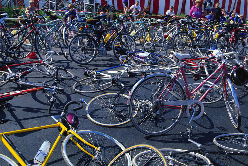 西方人,儿童,伙伴,朋友,站,横图,室外,白天,正面,友谊,纯洁,自行车,欧洲,欧洲人,许多,停靠,散落,许多人,车,脚踏车,小孩,交通工具,站着,一群人,可爱,童年,童趣,停泊,载具,童真,烂漫,无邪,天真,友情,男孩,男人,男性,女孩,女人,女性,白种人,站立,半身,彩图,男生,女生