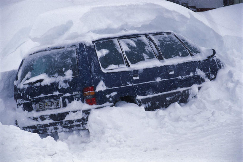 无人,横图,室外,白天,正面,雪,大雪,汽车,一辆,覆盖,积雪,雪景,冬季,冬天,面包车,破坏,破损,车,交通工具,寒冷,粉碎,损坏,载具,毁坏,遮盖,严寒,笼罩,笼盖,彩图