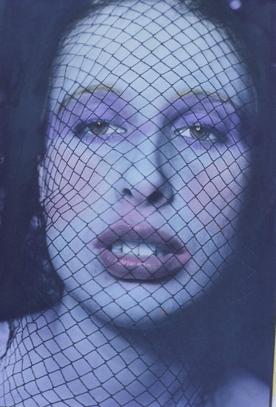 西方人,一个人,站,竖图,室外,白天,正面,化妆,欧洲,欧洲人,仅一个年轻女性,仅一个女性,仅一个人,覆盖,网,注视,观察,看,站着,观看,察看,关注,遮盖,笼罩,笼盖,扮装,年轻女性,女人,女性,白种人,站立,半身,彩图,化装