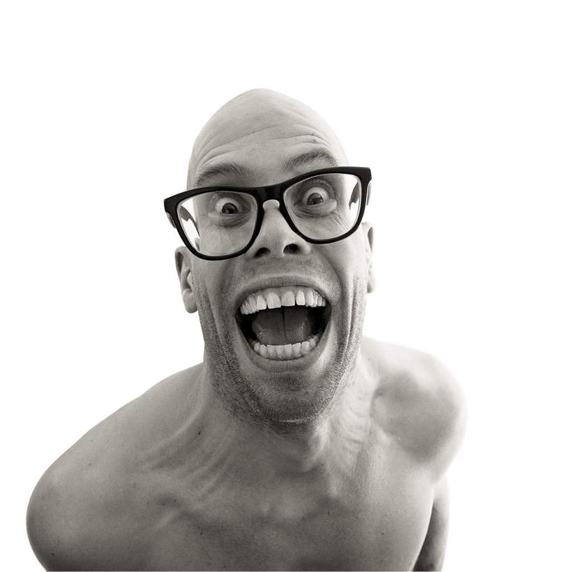 西方人,秃头,一个人,笑,大笑,竖图,室内,特写,白天,白色背景,正面,兴奋,欧洲,欧洲人,仅一个男性,仅一个人,一副,眼镜,裸露,仅一个年轻男性,张嘴,夸张,摄影,影棚,裸,近视眼镜,张大嘴巴,哈哈大笑,夸大,男人,男性,年轻男性,白种人,光头,无发,张开嘴,半身,彩图,影棚拍摄,高兴,狂笑,拍摄